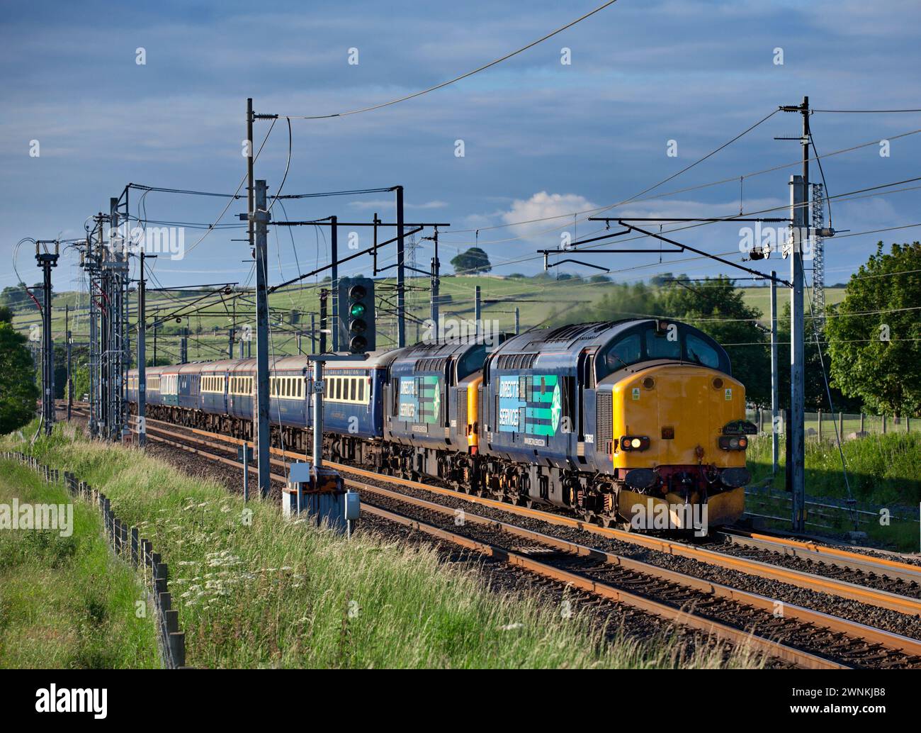 2 Direct Rail Services Lokomotiven der Baureihe 37 37602 + 37605, die die 3 Gipfel mit dem Zug-Charterzug fahren, vorbei an Hardendlae, Cumbria, Großbritannien Stockfoto