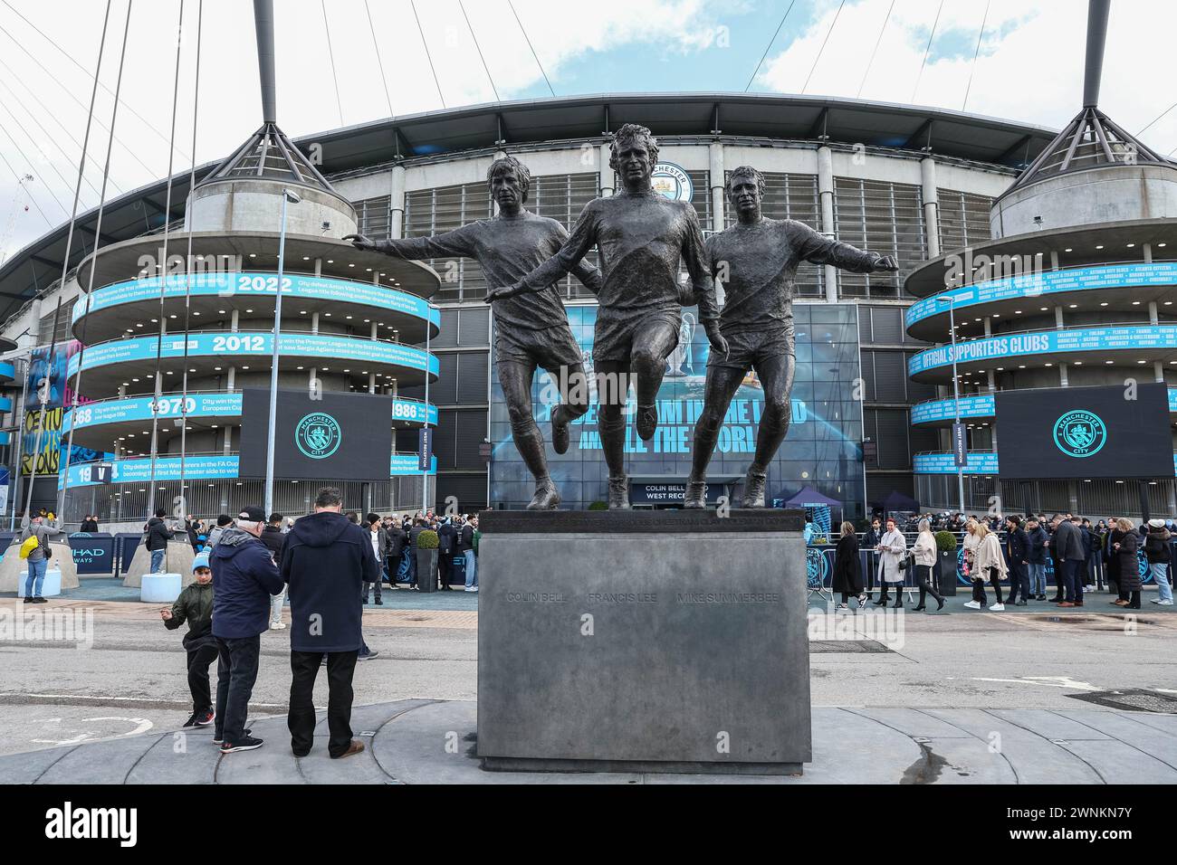 Die Statue zeigt Colin Bell, Francis Lee und Mike Summerbee während des Premier League-Spiels Manchester City gegen Manchester United im Etihad Stadium, Manchester, Vereinigtes Königreich, 3. März 2024 (Foto: Mark Cosgrove/News Images) Stockfoto