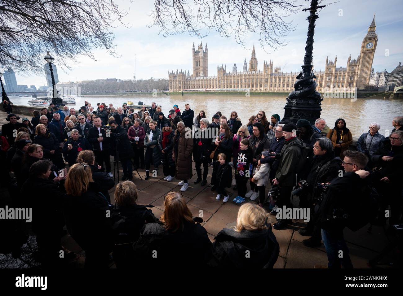 Die Menschen versammeln sich entlang der COVID-Gedenkmauer am Themsenpfad in Westminster zu Reden und einer Schweigeminute am Nationalfeiertag der Reflexion zu Ehren derer, die an COVID-19 gestorben sind. Jedes handgemalte Herz an der Wand repräsentiert ein Leben, das in Großbritannien an COVID-19 verloren ging. Bilddatum: Sonntag, 3. März 2024. Stockfoto