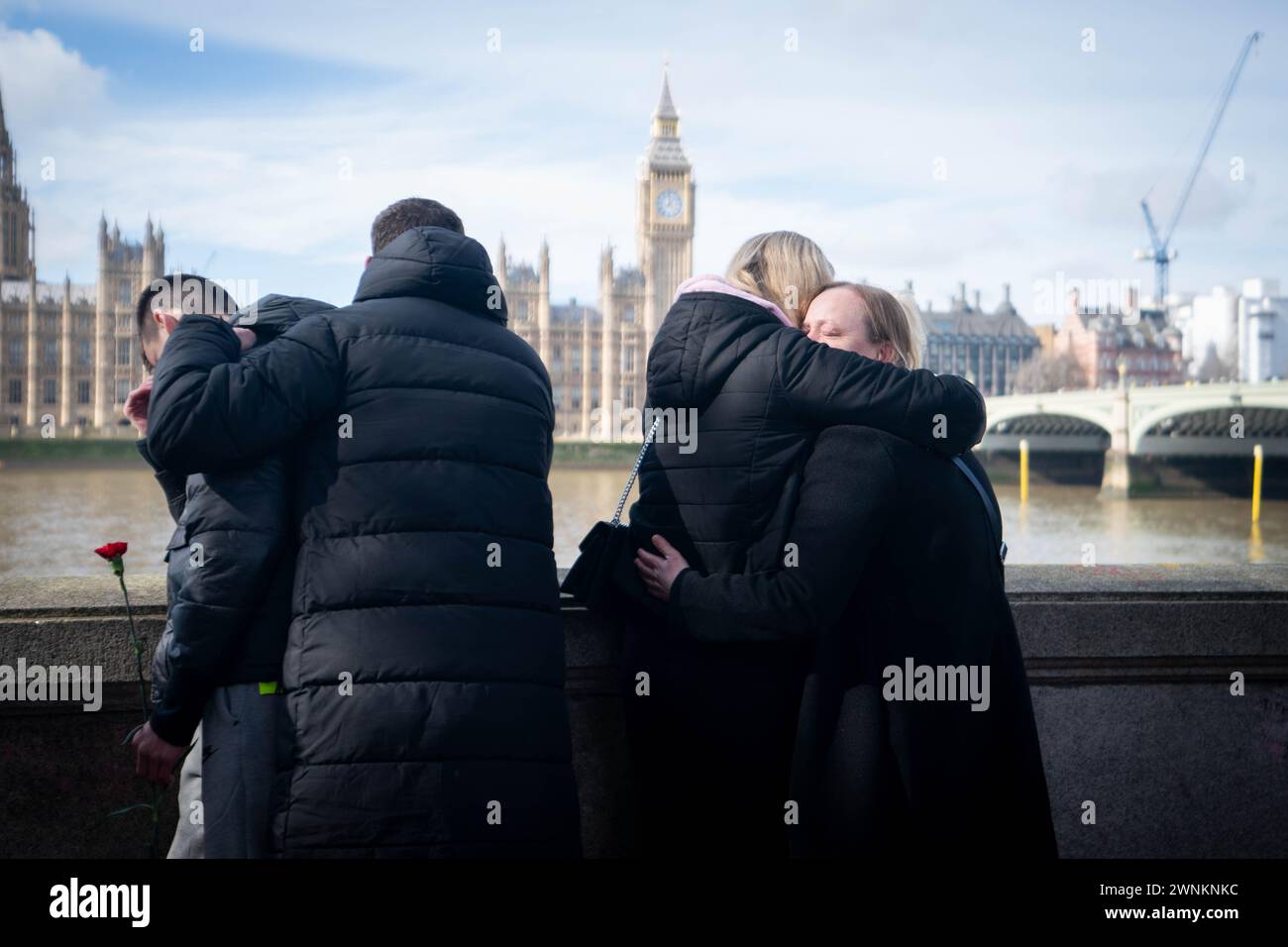 Die Menschen versammeln sich entlang der COVID-Gedenkmauer am Themsenpfad in Westminster zu Reden und einer Schweigeminute am Nationalfeiertag der Reflexion zu Ehren derer, die an COVID-19 gestorben sind. Jedes handgemalte Herz an der Wand repräsentiert ein Leben, das in Großbritannien an COVID-19 verloren ging. Bilddatum: Sonntag, 3. März 2024. Stockfoto