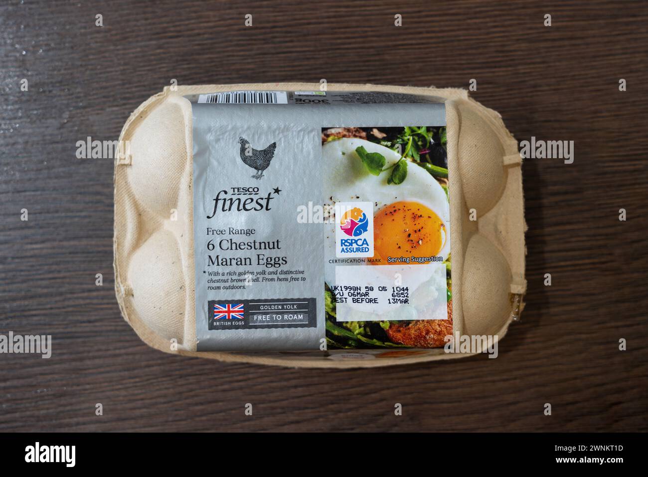 Karton mit Tesco Finest 6 Chestnut Maran Eiern mit britischem Eieretikett und britischem Flaggensymbol und Free-to-Roam-Etikett, UK. Konzept: Freilandeier Stockfoto