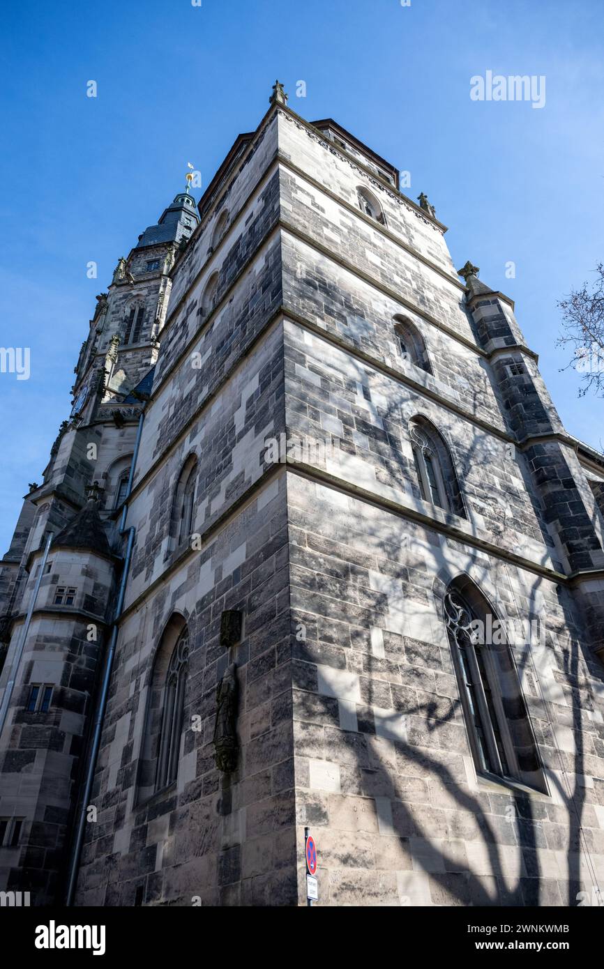 Coburg, Deutschland. März 2024. Ein Baum wirft seinen Schatten über die St. Evangelisch-Lutherische Kirche Moriz in Coburg. Quelle: Pia Bayer/dpa/Alamy Live News Stockfoto