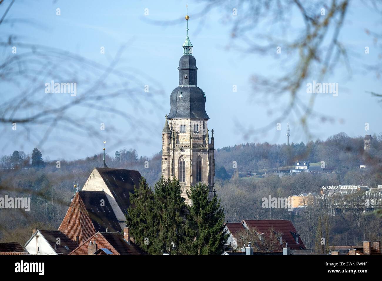 Coburg, Deutschland. März 2024. Der Turm der evangelisch-lutherischen Stadtkirche St. Moriz erhebt sich über die Dächer von Coburg. Quelle: Pia Bayer/dpa/Alamy Live News Stockfoto