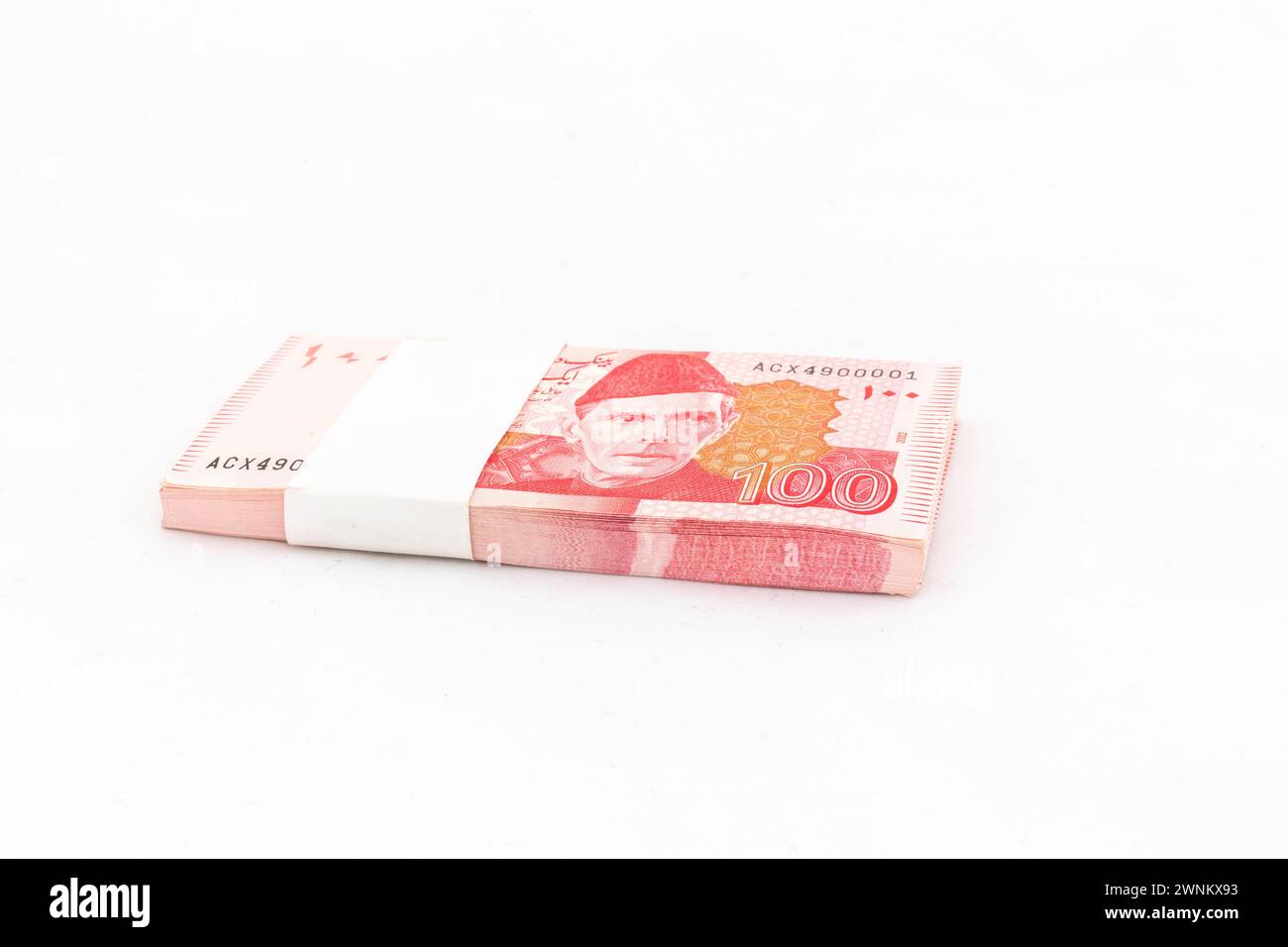 Pakistan 100 Rupien Banknotenbündel auf weißem isoliertem Hintergrund Stockfoto