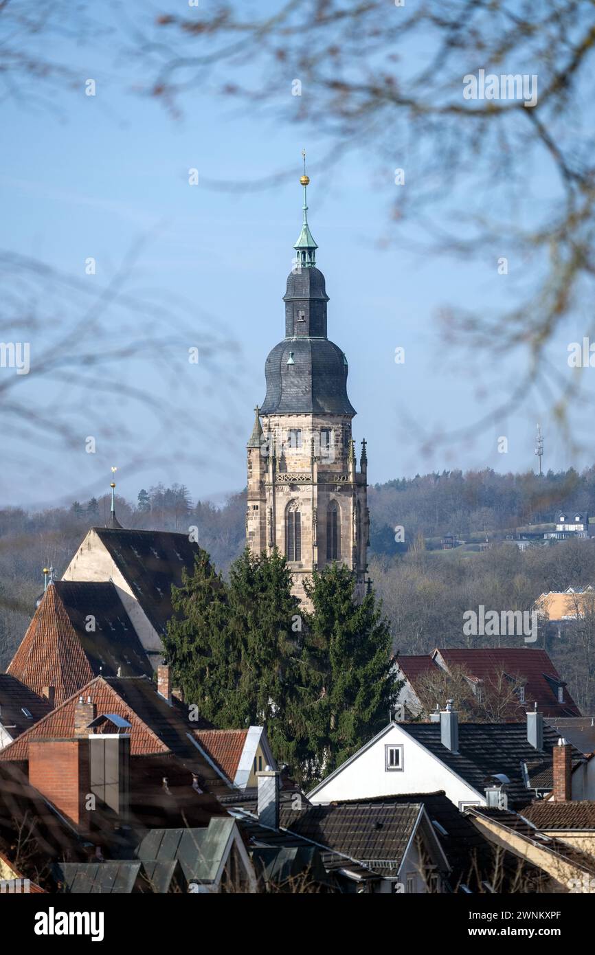 Coburg, Deutschland. März 2024. Der Turm der evangelisch-lutherischen Stadtkirche St. Moriz erhebt sich über die Dächer von Coburg. Quelle: Pia Bayer/dpa/Alamy Live News Stockfoto