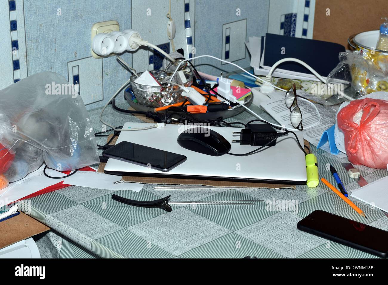 Das Bild zeigt einen Desktop im Büro, auf dem zahlreiche Dinge zurückblieben. Stockfoto