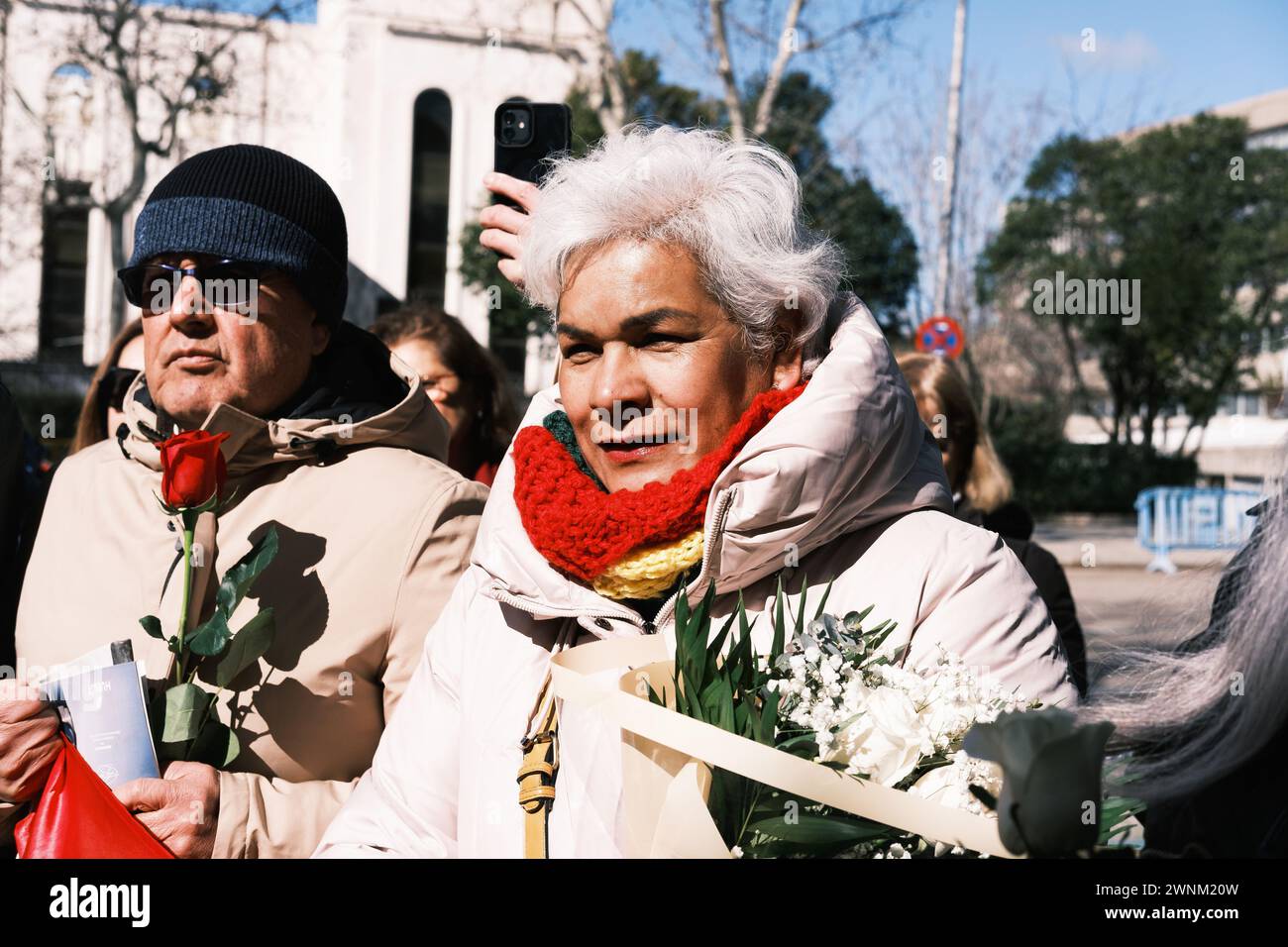 Mehrere Personen nehmen an einer Hommage an Alexej Navalni vor der russischen Botschaft in Spanien am 3. März 2024 in Madrid Teil. Stockfoto