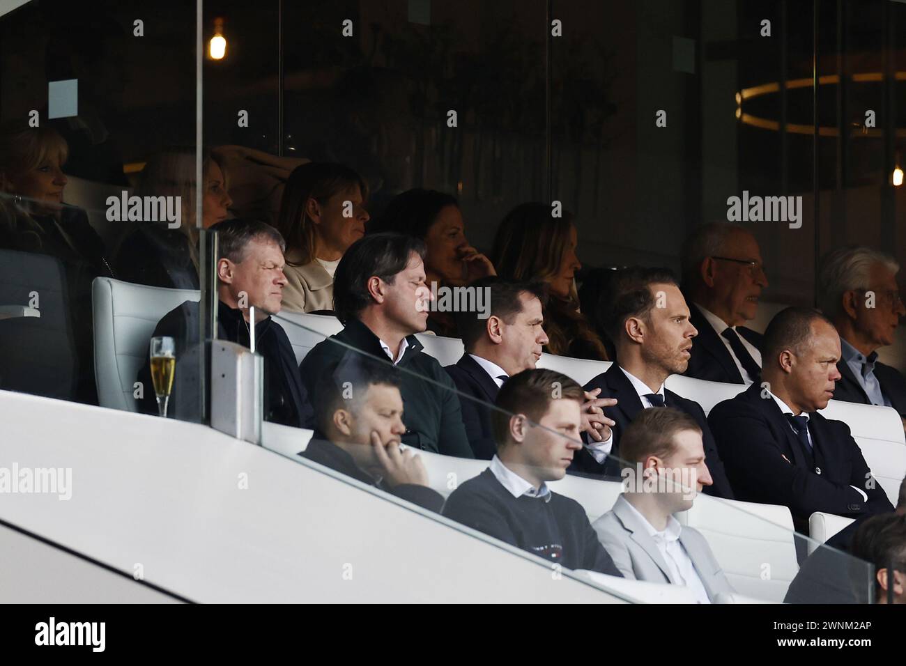 EINDHOVEN - (l-r) Erwin Koeman, Ernest Faber, PSV-Handelsdirektor Frans Janssen, PSV-Finanzdirektor Jaap van Baar, PSV Eindhoven technischer Direktor Earnest Stewart auf den Tribünen während des niederländischen Eredivisie-Spiels zwischen PSV Eindhoven und Feyenoord im Phillips-Stadion am 3. März 2024 in Eindhoven, Niederlande. ANP MAURICE VAN STEEN Stockfoto