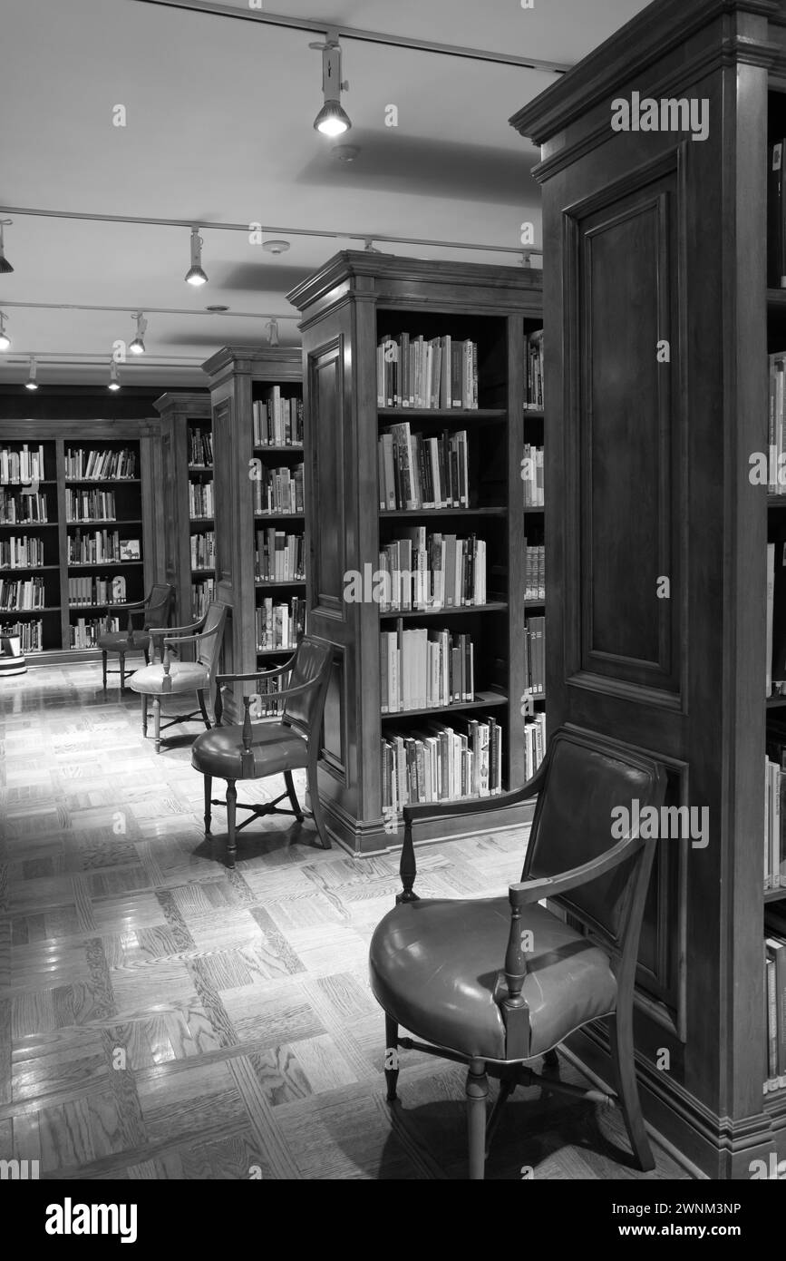 Kunstbücher in Regalen, in der Sheppy Dog Library des Flint Institute of Arts, Flint Michigan USA Stockfoto