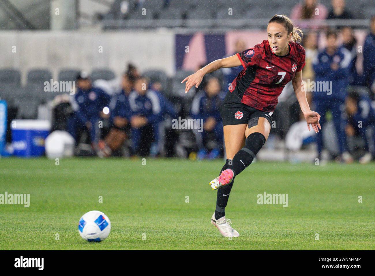 Die kanadische Mittelfeldspielerin Julia Grosso (7) schickt einen Pass während des Viertelfinalspiels des CONCACAF W Gold Cup gegen Costa Rica am Samstag, den 2. März 2024, im BMO Stockfoto