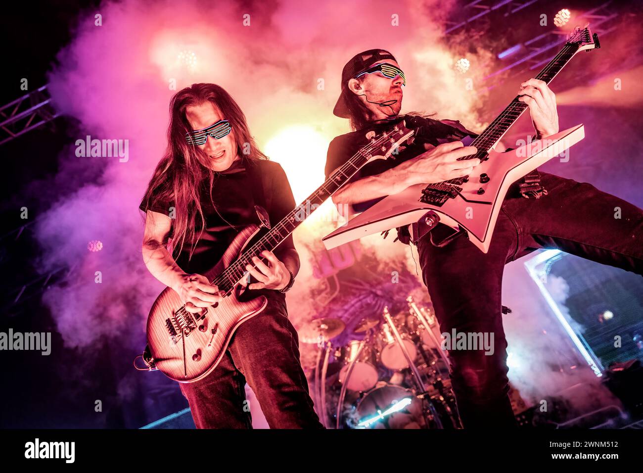 Oslo, Norwegen. Februar 2024. Die britische Power-Heavy-Metal-Band DragonForce spielt ein Live-Konzert in der Sentrum Scene in Oslo. Hier werden die Gitarristen Herman Li (L) und Sam Totman (R) live auf der Bühne gesehen. (Foto: Gonzales Photo - Terje Dokken). Stockfoto