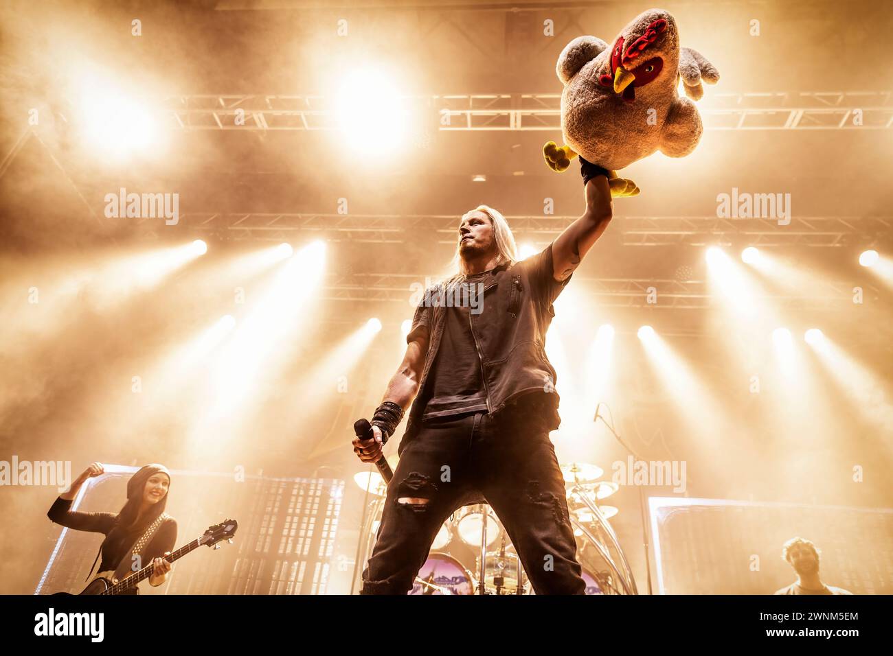 Oslo, Norwegen. Februar 2024. Die britische Power-Heavy-Metal-Band DragonForce spielt ein Live-Konzert in der Sentrum Scene in Oslo. Hier wird Sänger Marc Hudson live auf der Bühne gesehen. (Foto: Gonzales Photo - Terje Dokken). Stockfoto