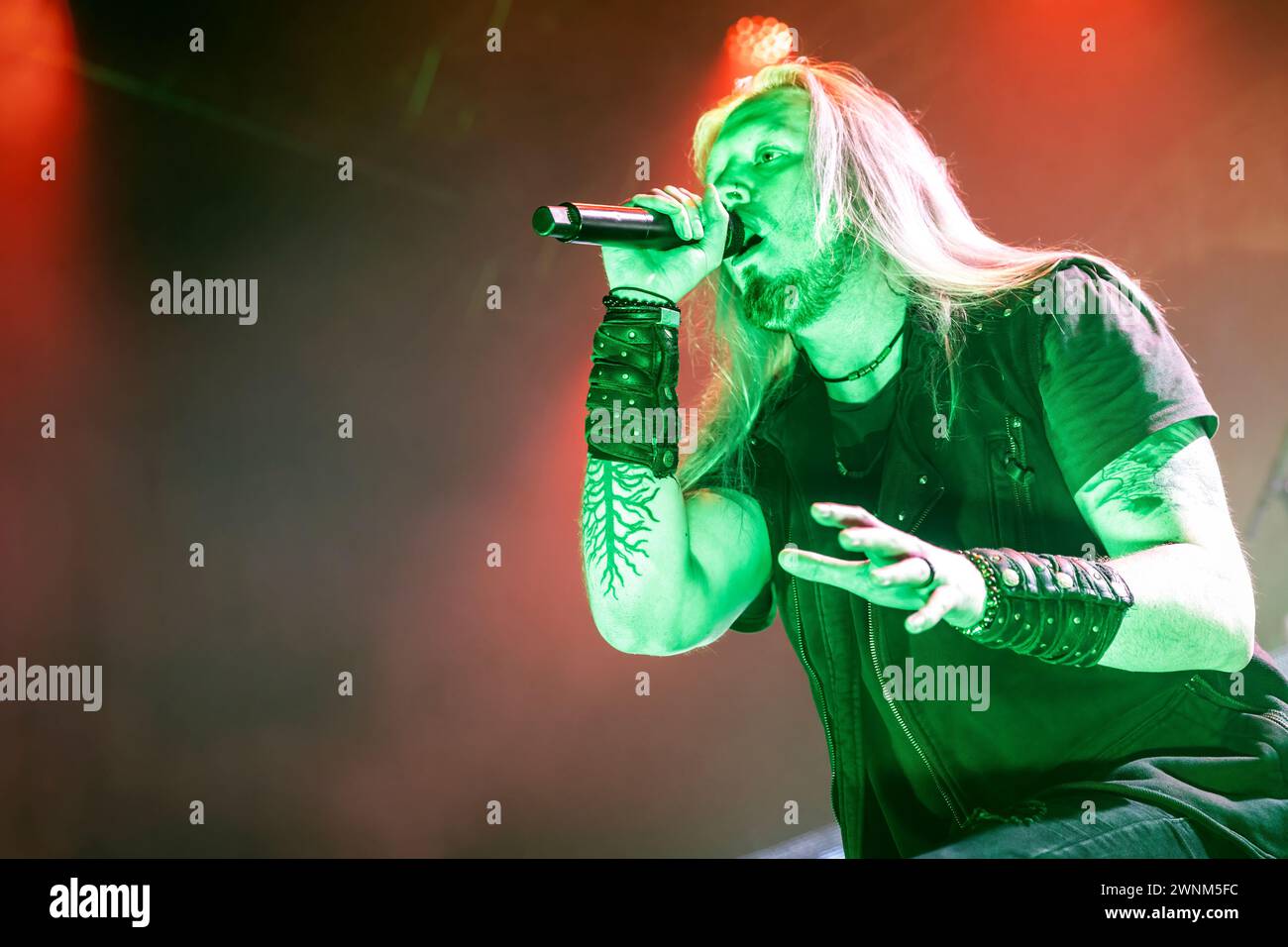 Oslo, Norwegen. Februar 2024. Die britische Power-Heavy-Metal-Band DragonForce spielt ein Live-Konzert in der Sentrum Scene in Oslo. Hier wird Sänger Marc Hudson live auf der Bühne gesehen. (Foto: Gonzales Photo - Terje Dokken). Stockfoto