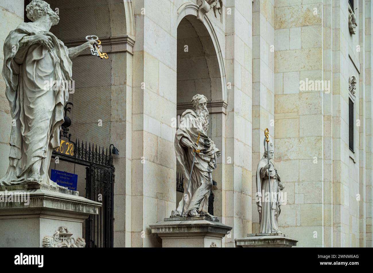 Beeindruckende Barockstatuen auf einem historischen Gebäude eingebettet in Säulen, Salzburg, Österreich Stockfoto
