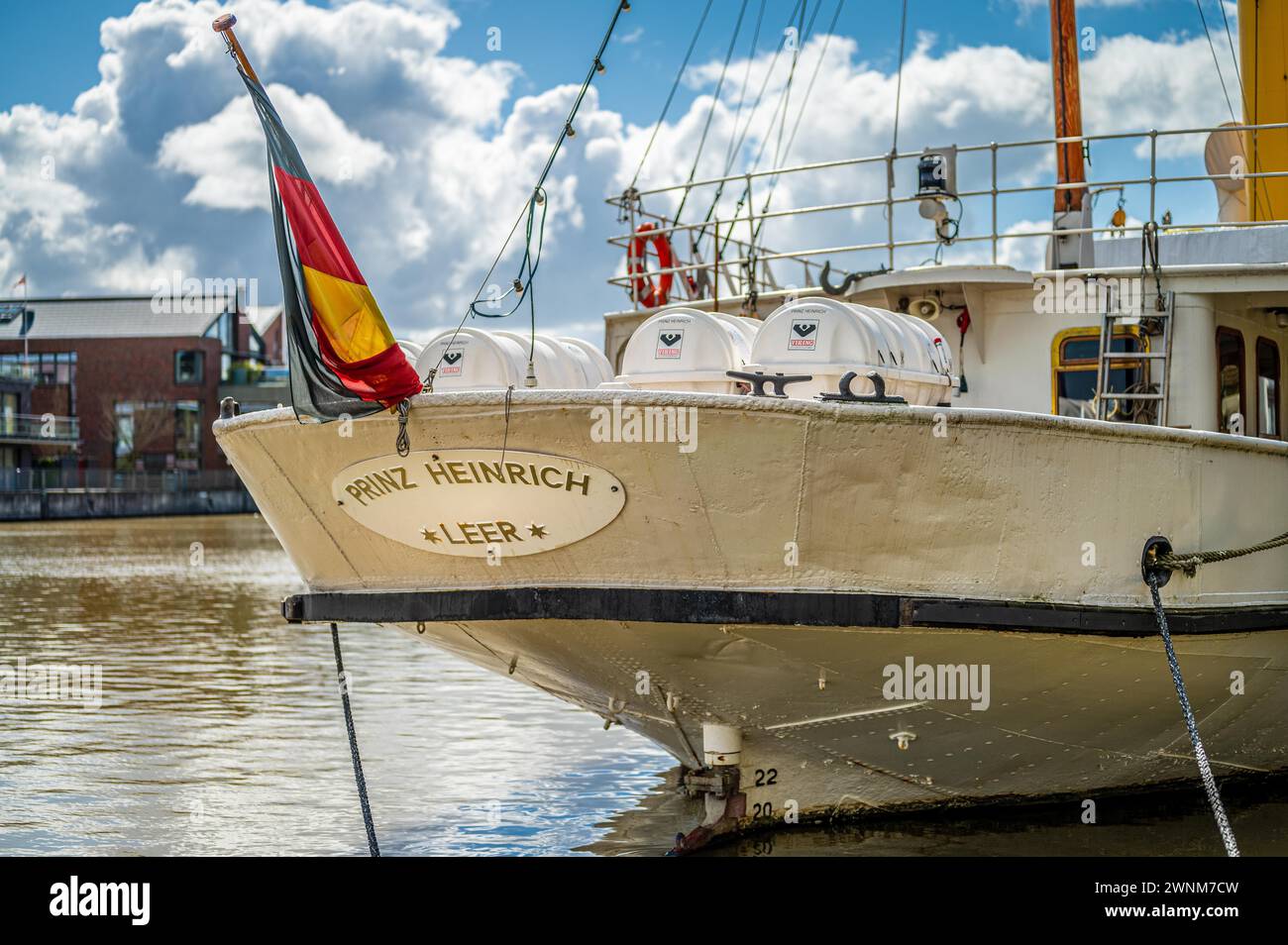 Das Heck eines historischen Schiffes mit deutscher Flagge und klarem Himmel, leer, Ostfriesland, Niedersachsen Stockfoto