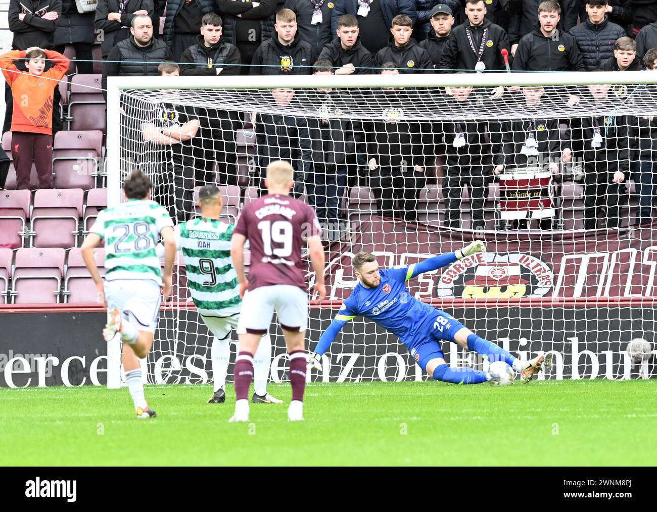 Tynecastle Park. Edinburgh.Scotland.UK.3rd März 24 Cinch Premiership Match Hearts vs Celtic . Adam Idah (9) von Celtic Elfmeterschießer Zander Clark Credit: eric mccowat/Alamy Live News Stockfoto