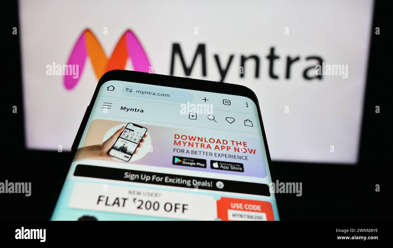 Smartphone mit Website des indischen E-Commerce-Unternehmens Myntra entwirft Pvt. Ltd. Vor dem Firmenlogo. Fokussieren Sie sich oben links auf der Telefonanzeige. Stockfoto