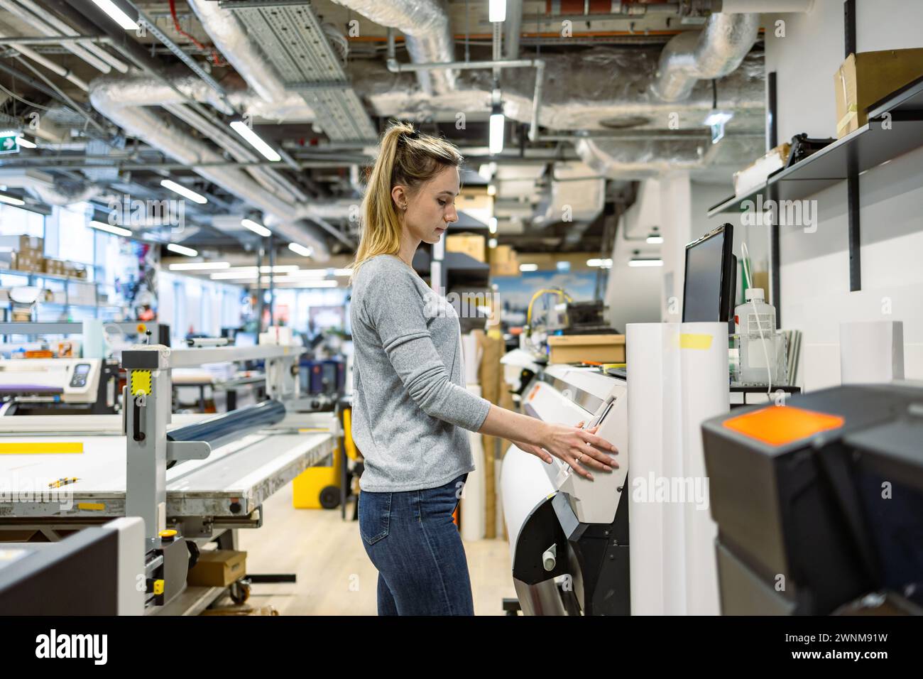 Frau, die in einer Druckerei arbeitet Stockfoto