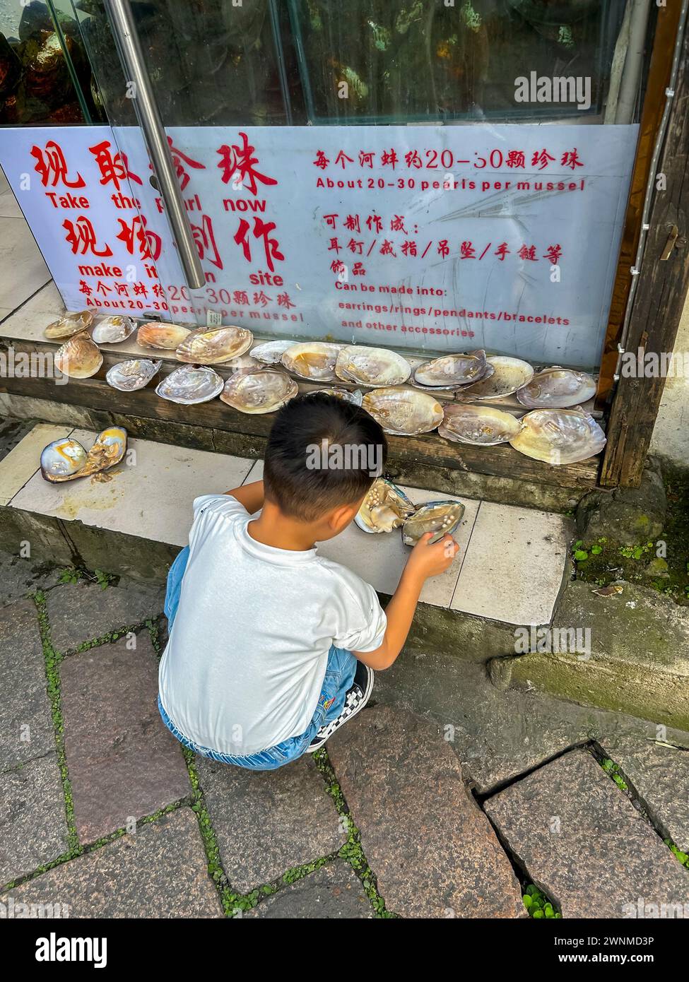 Suzhou, China, Chinesische Kinder, Jungen, Von Hinten, Perlen aus Austern ernten, Straßenszenen, Altstadt, Ladenfronten Stockfoto