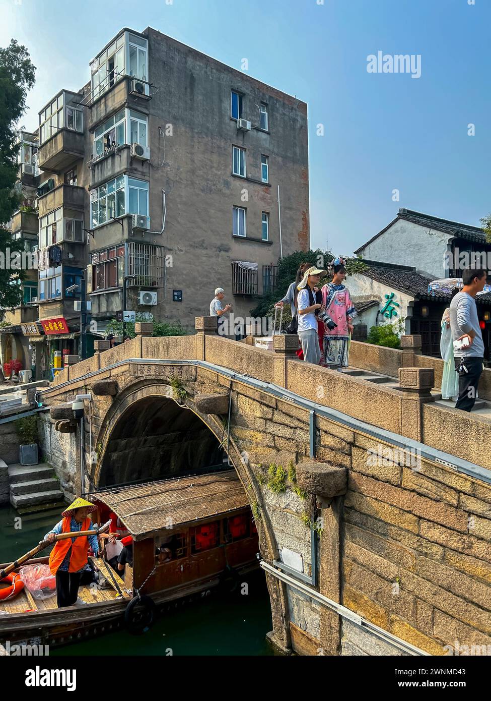 Suzhou, China, Kleine Gruppe, Chinesische Touristen, Frauen Zu Fuß, Straßenszenen, Altstadt, Canal Grande, Brücke Stockfoto