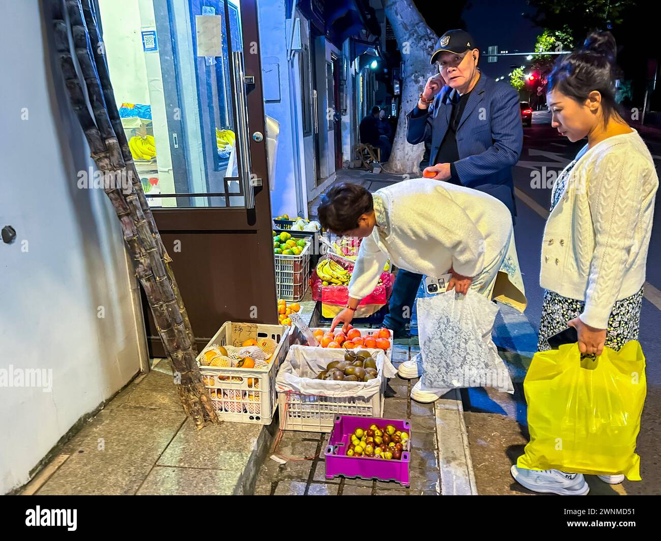 Suzhou, China, Group Chinese People Shopping, örtliches Lebensmittelladen, Straßenszenen, Geschäfte in der Umgebung Stockfoto