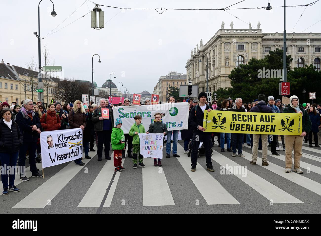 Wien, Österreich. März 2024. Die „letzte Generation“ mit einem großen Protest vor dem Museumsviertel in Wien Stockfoto