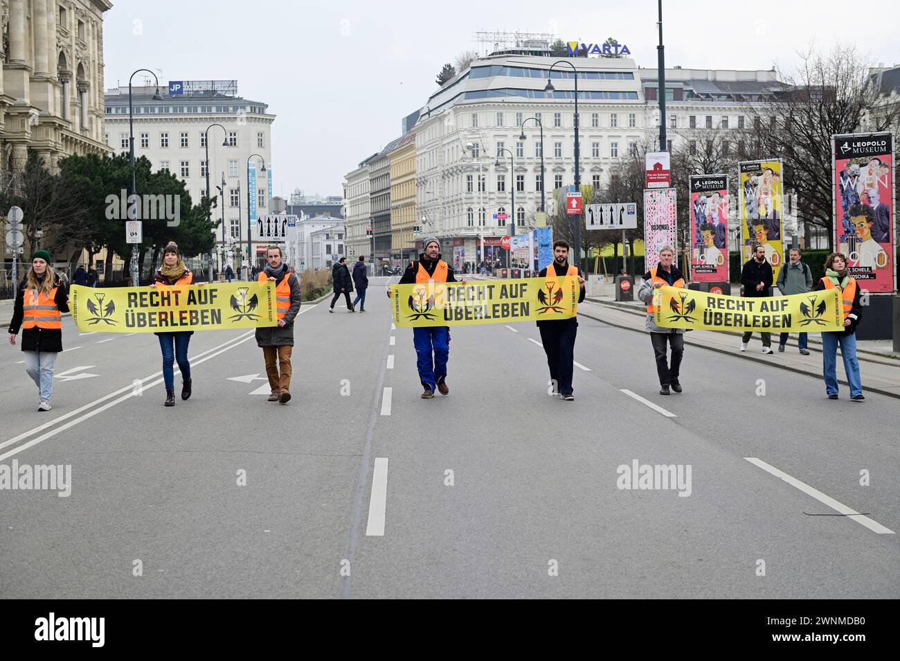Wien, Österreich. März 2024. Die „letzte Generation“ mit einem großen Protest vor dem Museumsviertel in Wien. Banneraufschrift „Recht auf Leben“. Stockfoto