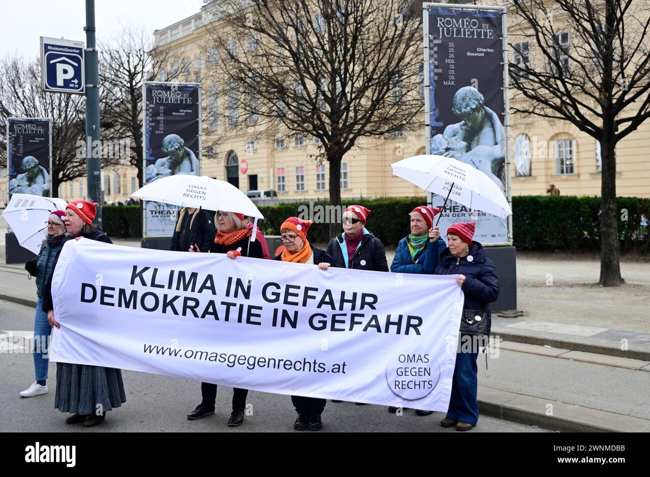 Wien, Österreich. März 2024. Die „letzte Generation“ mit einem großen Protest vor dem Museumsviertel in Wien. Das Bild zeigt Omas rechts Stockfoto
