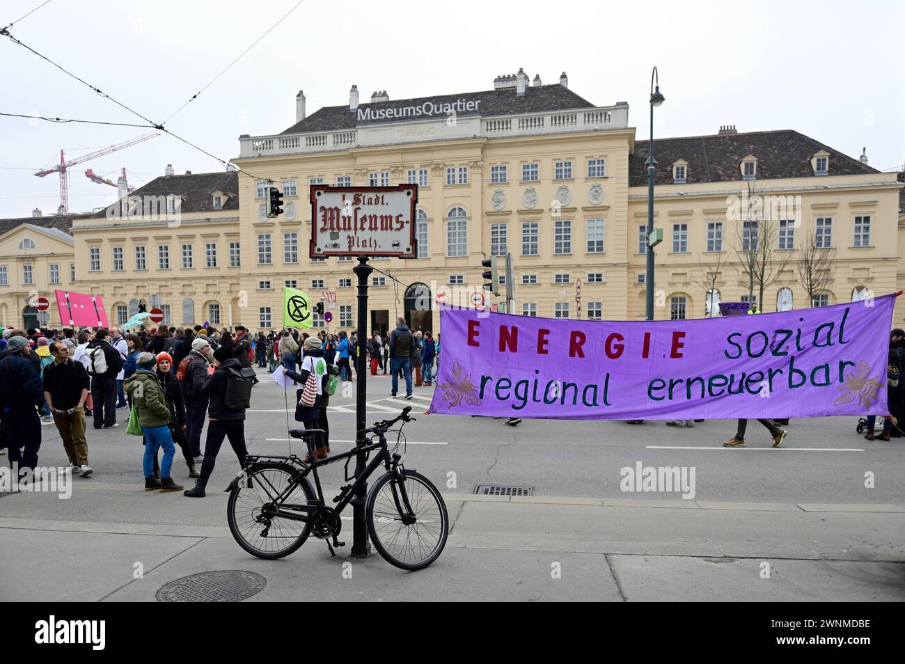 Wien, Österreich. März 2024. Die „letzte Generation“ mit einem großen Protest vor dem Museumsviertel in Wien. Banneraufschrift „Energie sozial regional erneuerbar“ Stockfoto