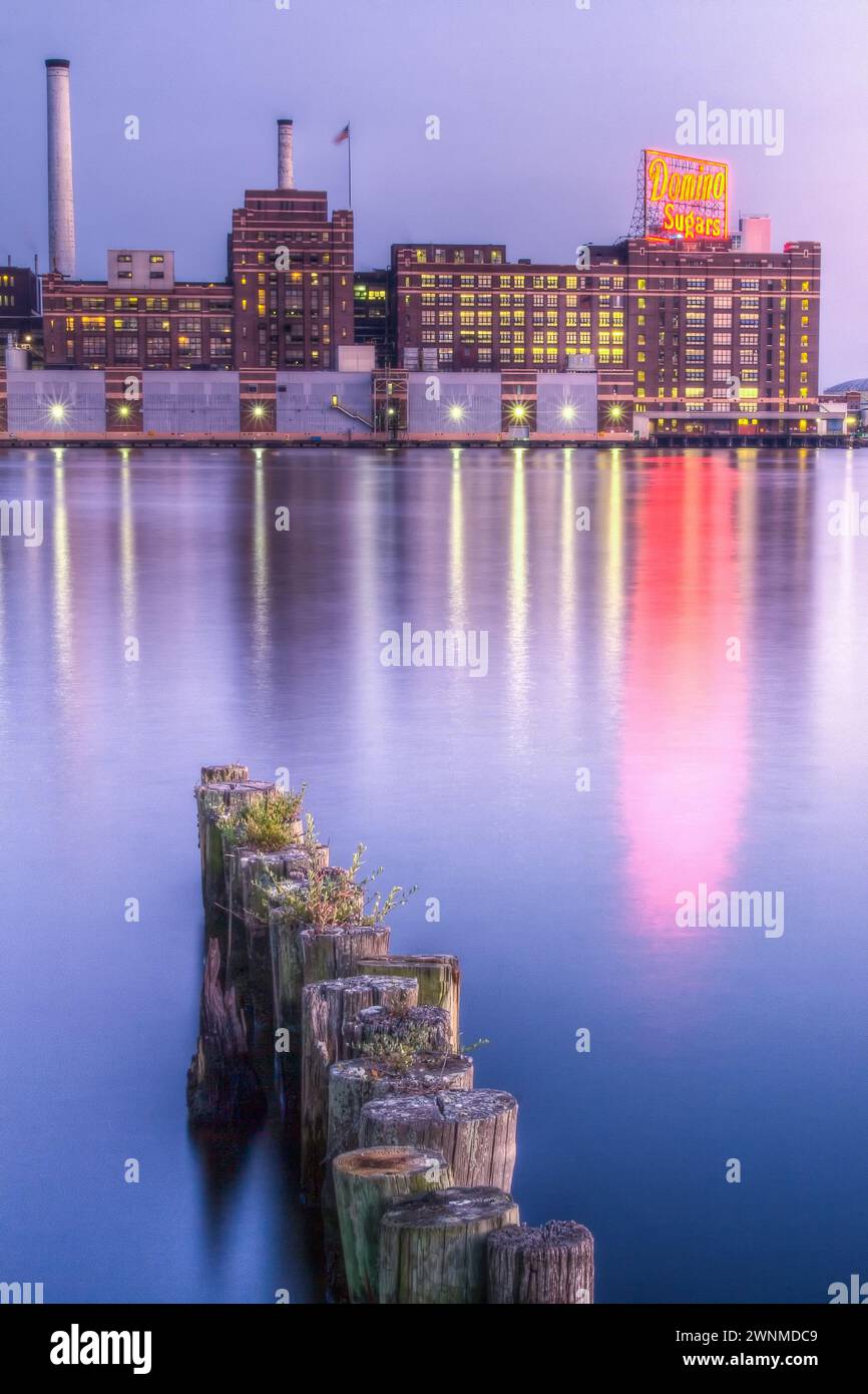 Baltimores historische Zuckerfabrik Domino überblickt den Hafen. Stockfoto