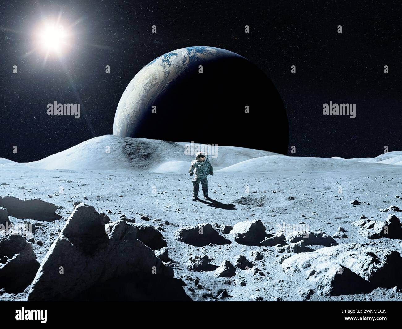 Mondoberfläche mit Kosmonaut im Hintergrund der Erde. Elemente dieses Bildes, bereitgestellt von der NASA. Stockfoto