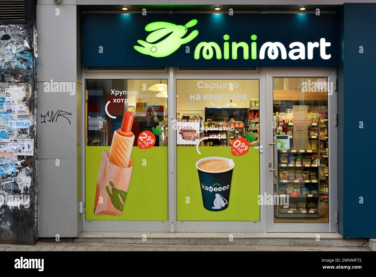 Außenbereich des Minimart Corner Shops neue Franchise-Geschäftschance in Sofia Bulgarien, Osteuropa, Balkan, EU Stockfoto