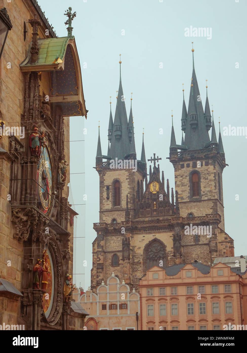 Prag, Tschechische Republik - Blick auf den Platz und die astronomische Uhr im Winter Stockfoto