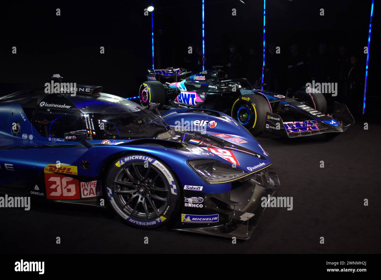 Der Alpine A524 F1 und der A424 WEC, die zusammen in ihrer Präsentation in diagonaler Vorderansicht gezeigt werden. Stockfoto