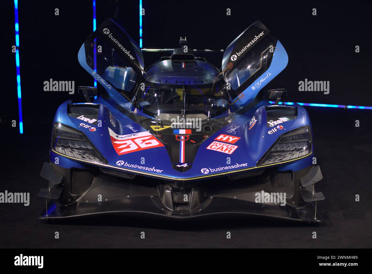 Ein Frontschuss des Alpine A424 WEC-Wagens, beide Türen offen. Stockfoto