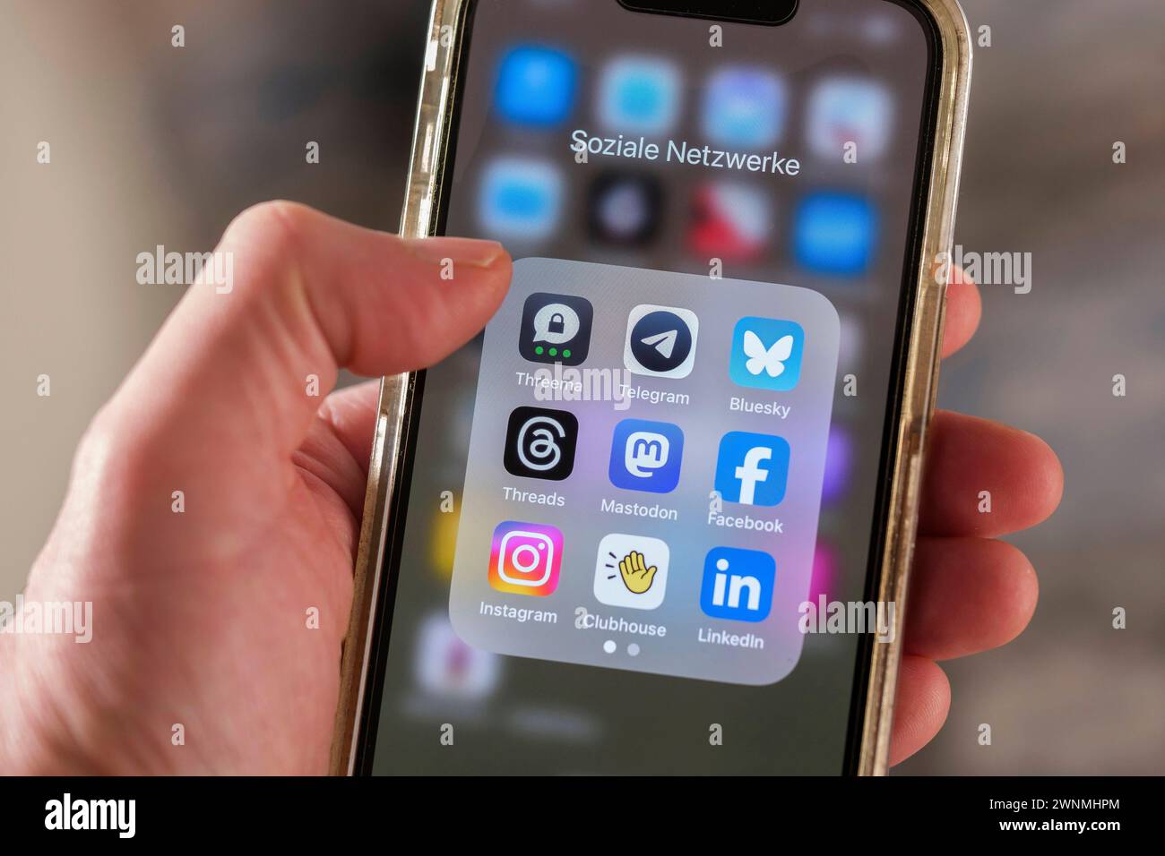 Handy mit Apps zu Social Media und Netzwerken *** Handy mit Social Media und Networking Apps Nordrhein-Westfalen Deutschland, Deutschland GMS10913 Stockfoto