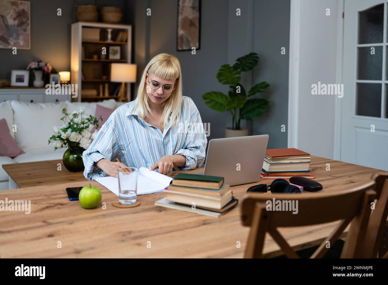 Side-Hetle-Geld, zweiter Job-Konzept. Junge Studentinnen arbeiten freiberuflich im Internet online, um Studentendarlehen zu zahlen und Geld für Miete zu sparen Stockfoto