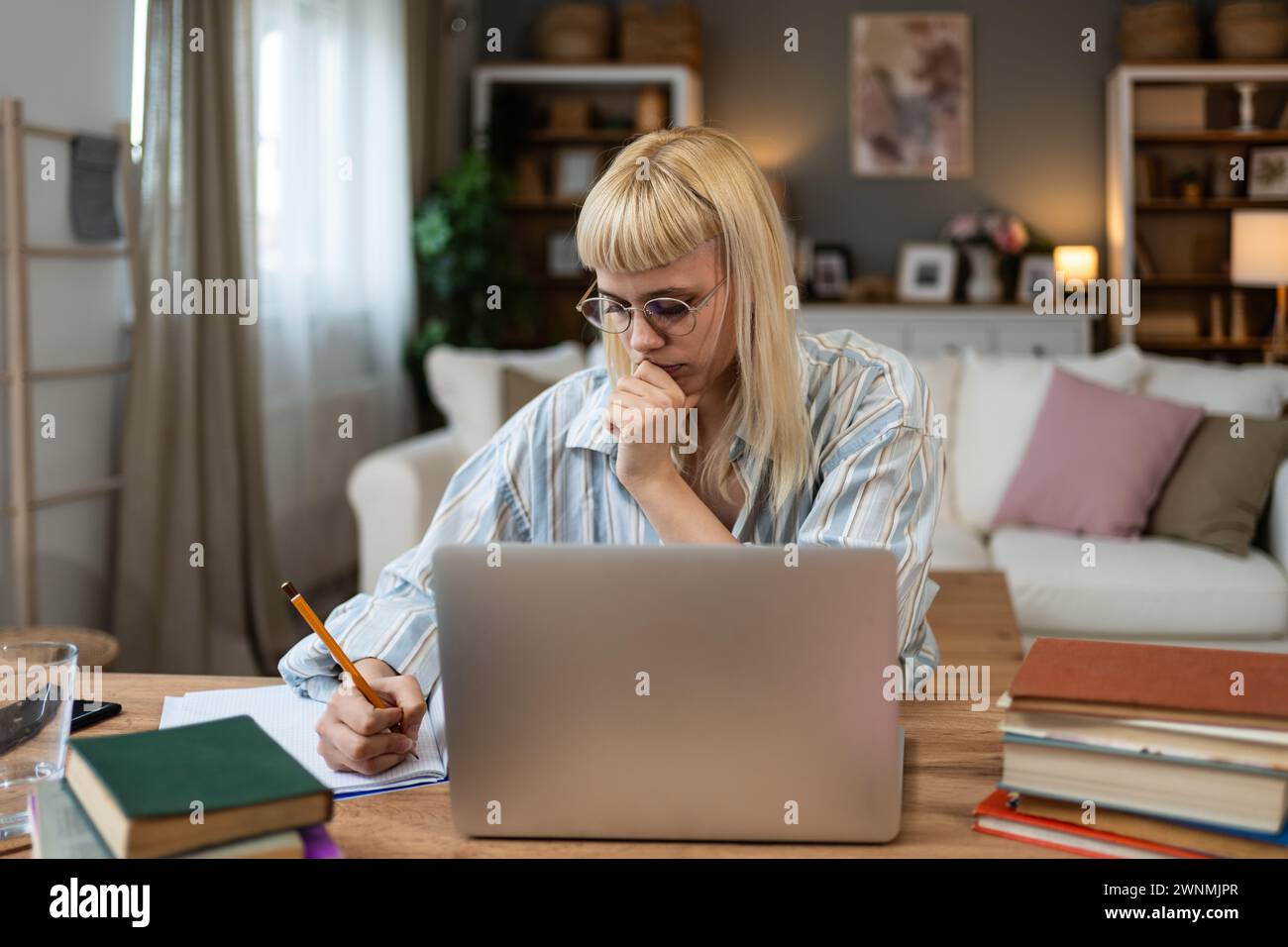 Side-Hetle-Geld, zweiter Job-Konzept. Junge Studentinnen arbeiten freiberuflich im Internet online, um Studentendarlehen zu zahlen und Geld für Miete zu sparen Stockfoto