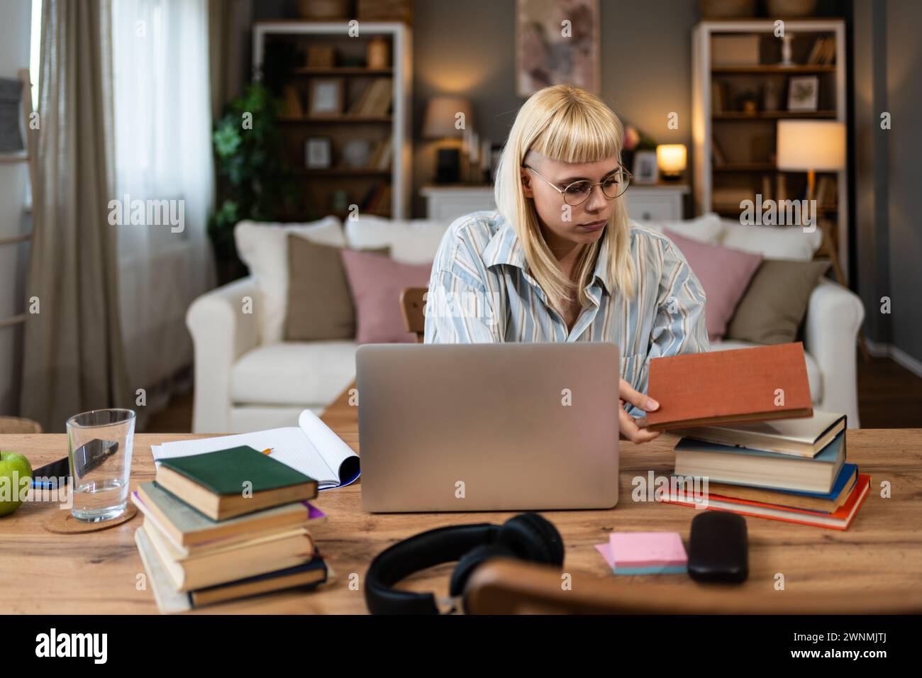 Side-Hetle-Geld, zweiter Job-Konzept. Junge Studentinnen arbeiten freiberuflich im Internet online, um Studentendarlehen zu zahlen und Geld für Miete zu sparen Stockfoto