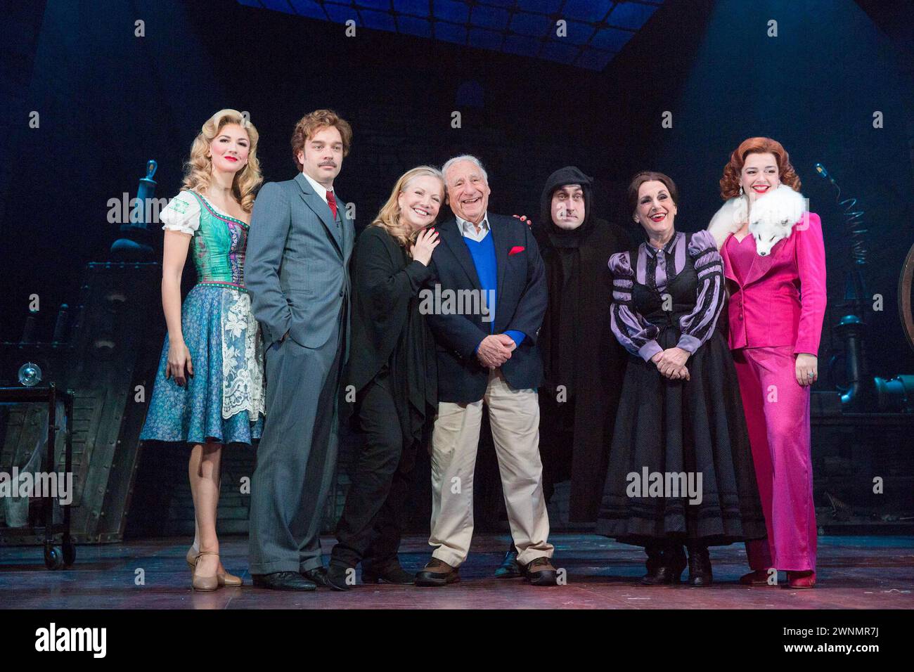 l-r: Summer Strallen (Inga), Hadley Fraser (Frederick Frankenstein), Susan Stroman, Mel Brooks, Ross Noble (Igor), Lesley Joseph (Frau Blucher), Dianne Pilkington (Elizabeth) bei einem Pressefoto für den JUNGEN FRANKENSTEIN im Garrick Theatre, London WC2 10/10/2017 Buch, Musik & Texte von Mel Brooks Set Design: Beowulf Boritt Kostüme: William Ivey Long Pergs & Hair: Paul Huntley Beleuchtung: Ben Cracknell Regie & Choreographie: Susan Stroman Stockfoto