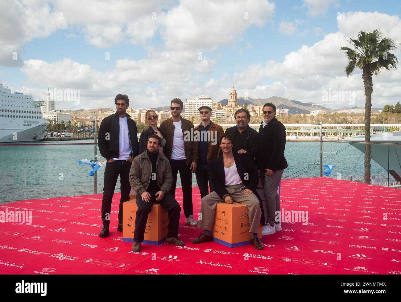 Malaga, Spanien. März 2024. Die Darsteller posieren während des Fotoaufrufs des Films „Operacion barrio ingles“ während des Malaga Film Festivals. In der Neuauflage des 27. Spanischen Filmfestivals Malaga, einer großen Kinoveranstaltung, werden die Filmkandidaten für den „Biznaga de Oro“-Preis präsentiert. Das Festival findet vom 1. Bis 10. März statt. (Foto von Jesus Merida/SOPA Images/SIPA USA) Credit: SIPA USA/Alamy Live News Stockfoto