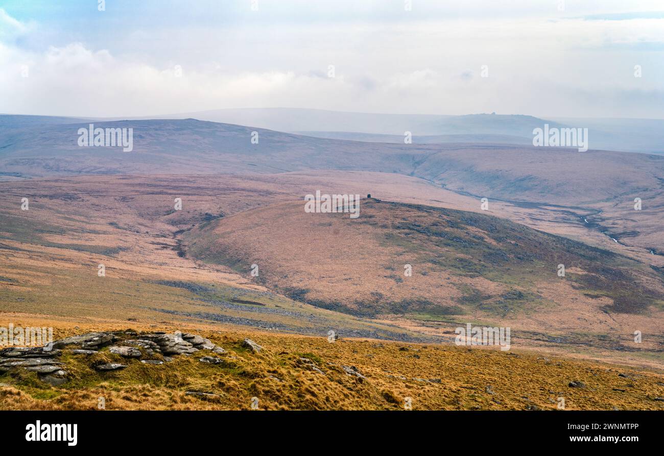 Das Tal des West Okement River und des Lints Tor, von Fordsland Ledge, Dartmoor National Park, Devon, England, Großbritannien, Europa. Stockfoto