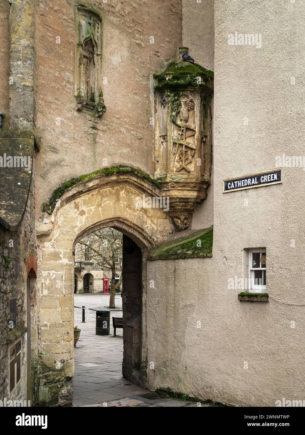 Die mittellose Veranda ist ein Tor vom Marktplatz bis zur Cathedral Green in Wells, Somerset, England. Stockfoto