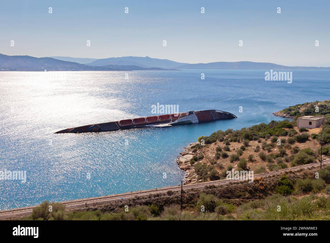 Wunderschöne Landschaft in der Region Attika mit Blick auf die Bucht der Insel Salamina und das Schiffswrack eines gekenterten Schiffes, das in den frühen 2000er Jahren im seichten Wasser versank Stockfoto