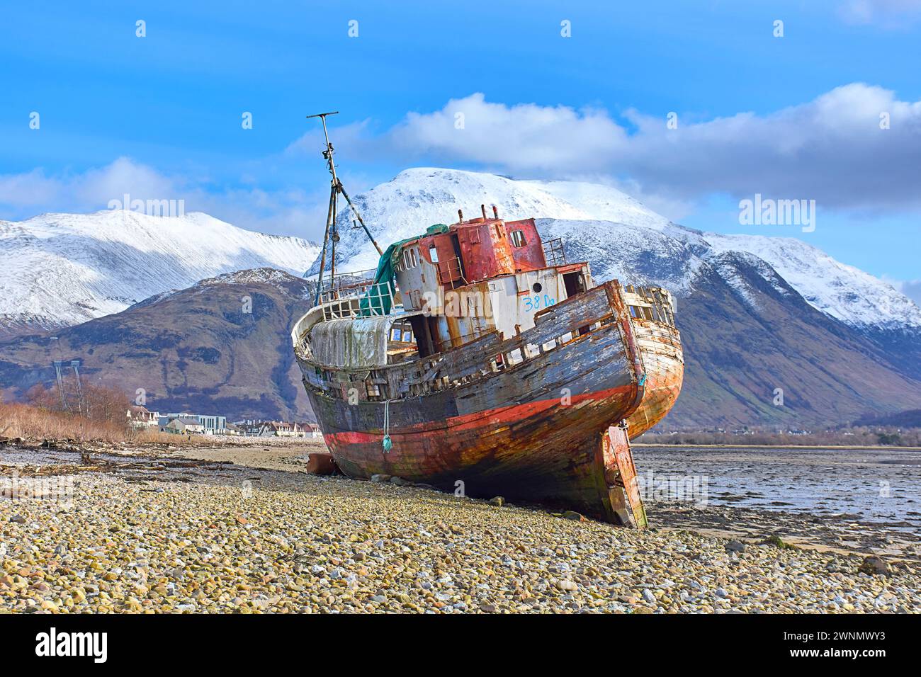 Corpach Fort William Scotland altes Boot von Caol, dem Schiffswrack und Ben Nevis bedeckt mit Schnee Stockfoto