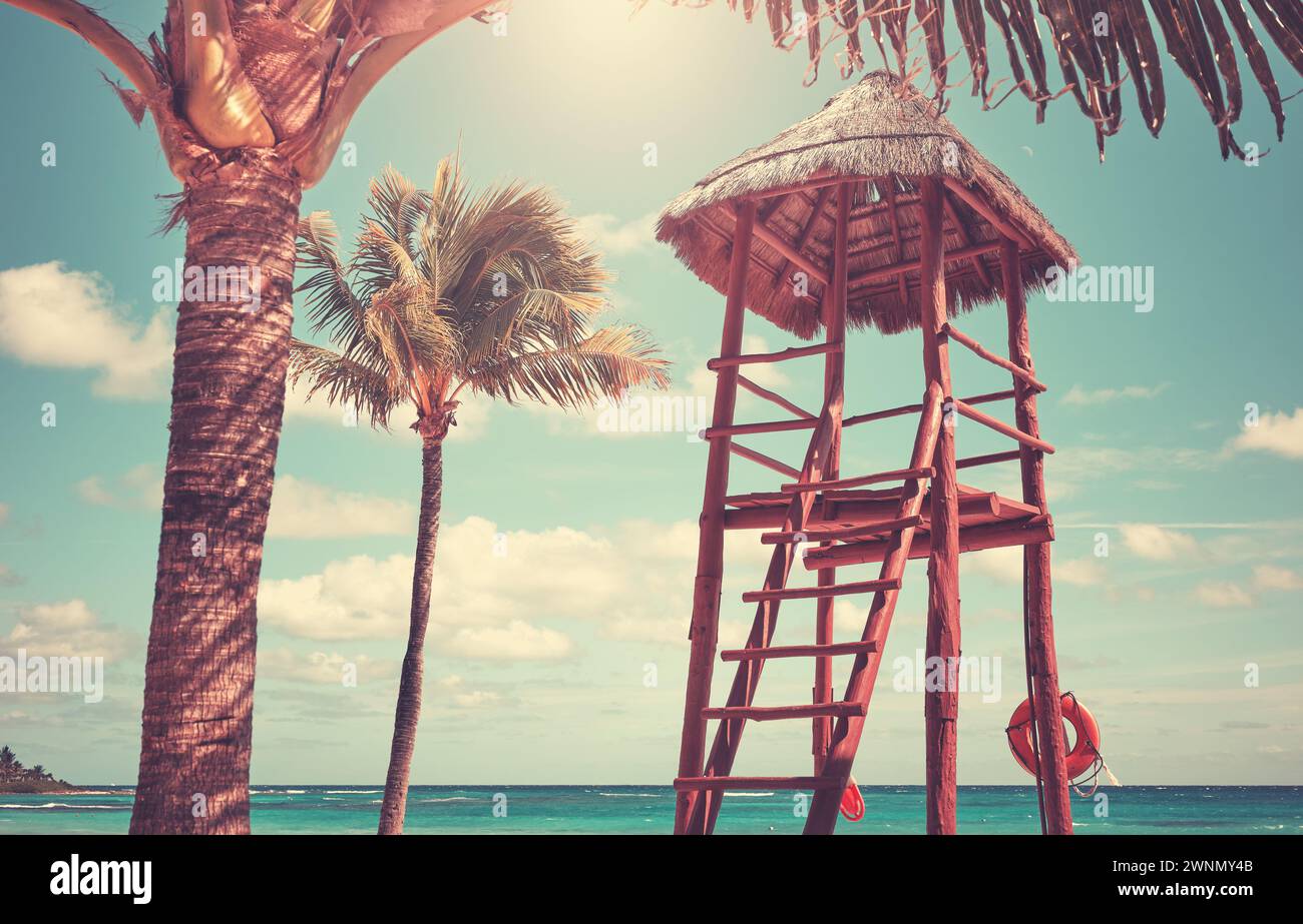 Rettungsschwimmerhütte an einem tropischen Strand, Farbtönung angewendet. Stockfoto