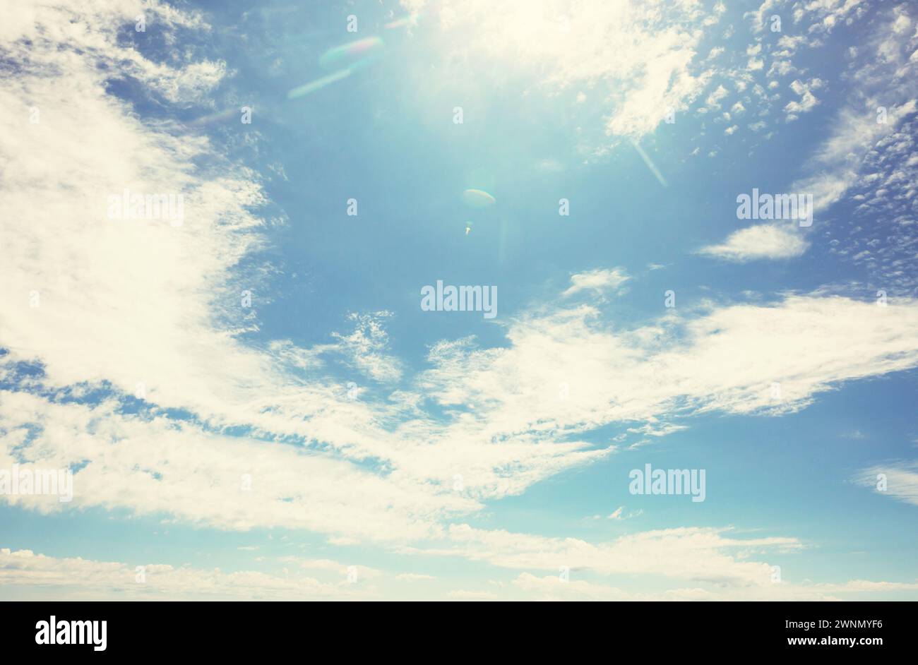 Sonnig, blauer Himmel mit weißen Wolken, natürlichen Hintergrund. Stockfoto