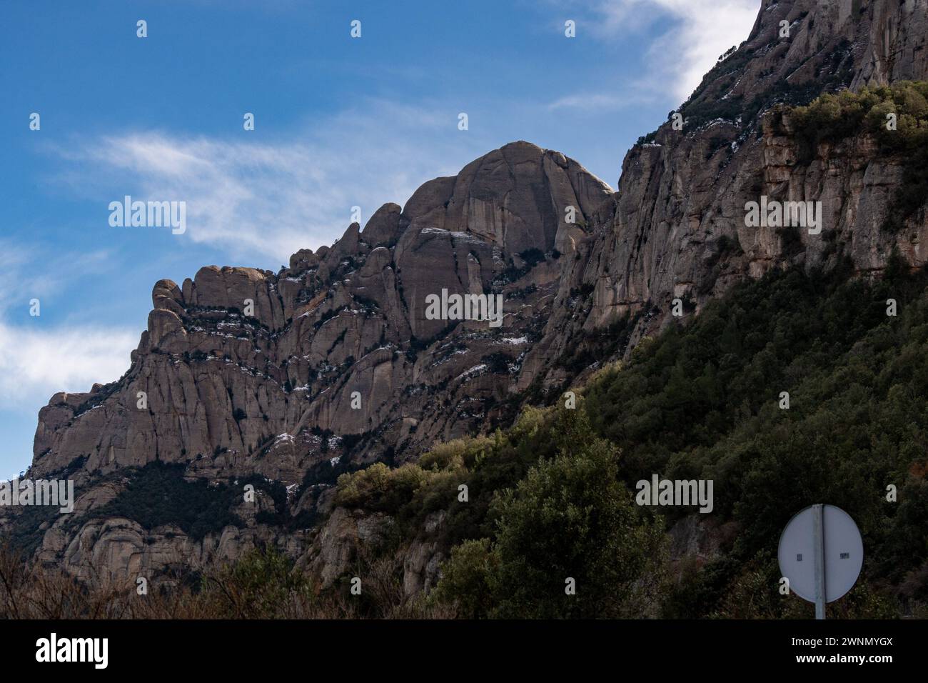 März, 03, 2024 Montserrat Mountain, SpainCLIMATE CHANGE Monterrat Mountain, spanien - kleiner Schneefall in Montserrat. Kleine Schneefälle auf dem Montserrat an anderen Orten. Die Dürre hat Katalonien eine Verschnaufpause verschafft, und es hat an vielen Orten in Katalonien geregnet, und einige haben sogar Schnee gehabt, wie es beim Touristenberg Montserrat der Fall ist, der an seinem höchsten Teil einen kleinen Schneefall erlitten hat. Es hat jedoch nicht die Hunderte oder Tausende von Touristen abgeschreckt, die den Berg besuchen und die benachbarten Straßen, die zum Berg führen, übersättigt. Pequeña nevada en la Montaña de Montserrat Stockfoto