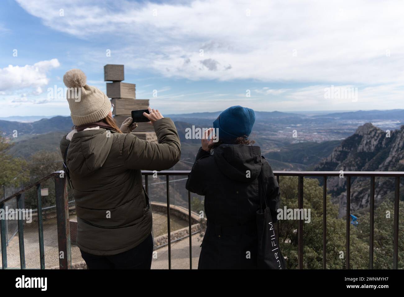 März, 03, 2024 Montserrat Mountain, SpainCLIMATE CHANGE Monterrat Mountain, spanien - kleiner Schneefall in Montserrat. Kleine Schneefälle auf dem Montserrat an anderen Orten. Die Dürre hat Katalonien eine Verschnaufpause verschafft, und es hat an vielen Orten in Katalonien geregnet, und einige haben sogar Schnee gehabt, wie es beim Touristenberg Montserrat der Fall ist, der an seinem höchsten Teil einen kleinen Schneefall erlitten hat. Es hat jedoch nicht die Hunderte oder Tausende von Touristen abgeschreckt, die den Berg besuchen und die benachbarten Straßen, die zum Berg führen, übersättigt. Pequeña nevada en la Montaña de Montserrat Stockfoto