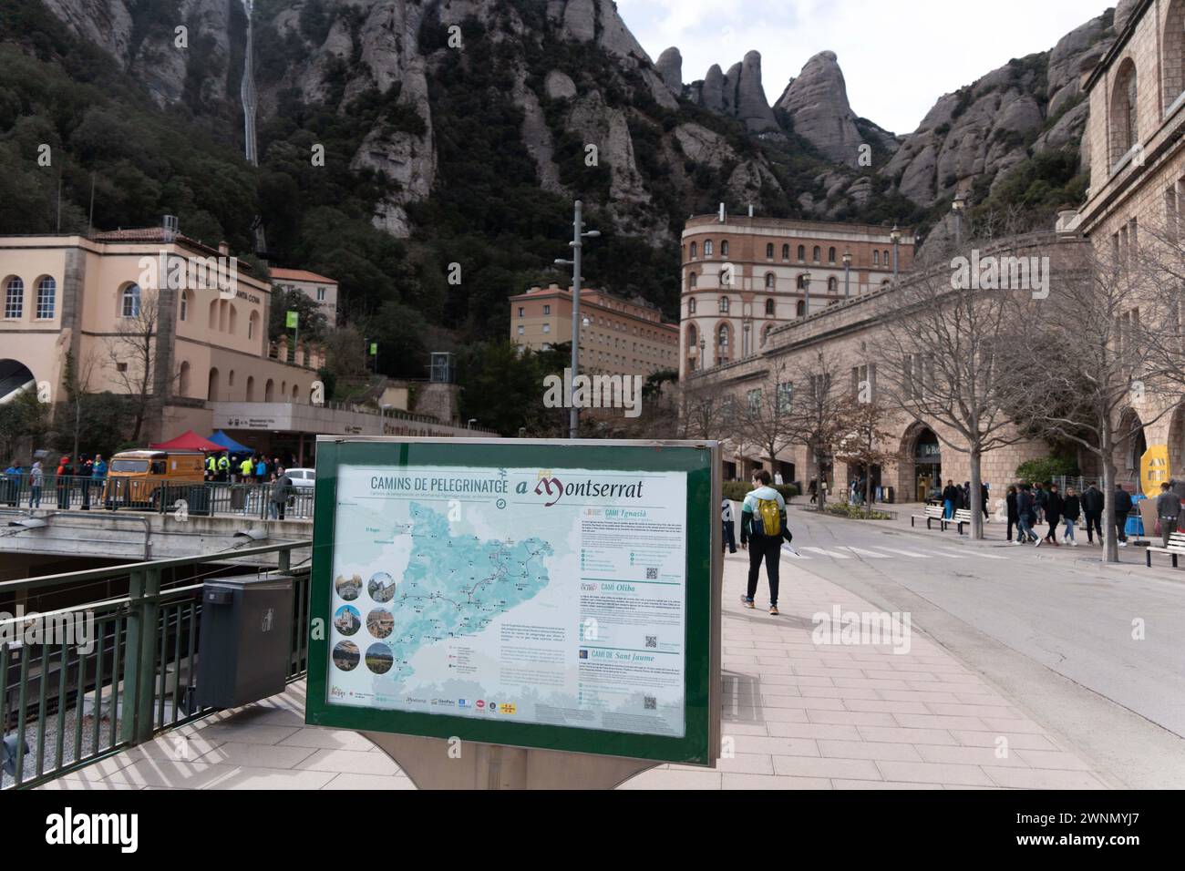 März, 03, 2024 Montserrat Mountain, SpainCLIMATE CHANGE Monterrat Mountain, spanien - kleiner Schneefall in Montserrat. Kleine Schneefälle auf dem Montserrat an anderen Orten. Die Dürre hat Katalonien eine Verschnaufpause verschafft, und es hat an vielen Orten in Katalonien geregnet, und einige haben sogar Schnee gehabt, wie es beim Touristenberg Montserrat der Fall ist, der an seinem höchsten Teil einen kleinen Schneefall erlitten hat. Es hat jedoch nicht die Hunderte oder Tausende von Touristen abgeschreckt, die den Berg besuchen und die benachbarten Straßen, die zum Berg führen, übersättigt. Pequeña nevada en la Montaña de Montserrat Stockfoto